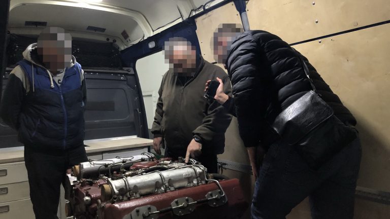 Прикарпатські СБУшники зупинили контрабанду двигуна до БТР (ФОТО)