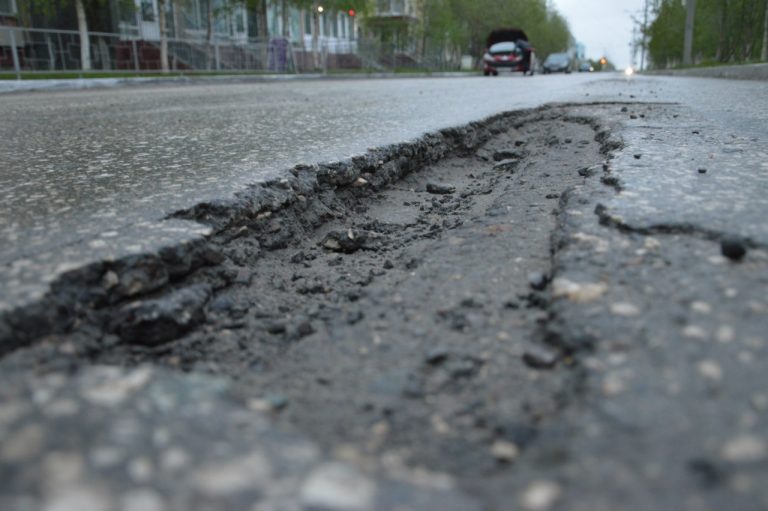 На Франківщині на дорогах держзначення триває боротьба із ямами (ФОТО)