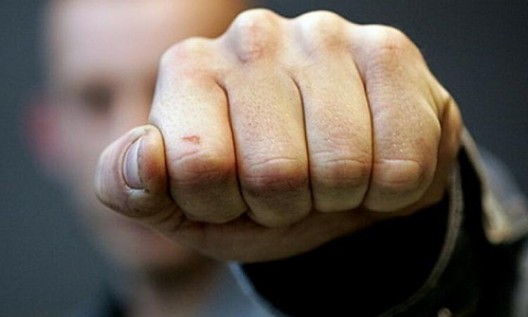 У Калуші чоловік побив Свідків Єгови їхнім же стендом