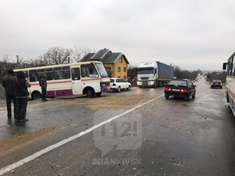У суботу зранку на дорогах області через ожеледицю сталися кілька ДТП (ФОТО, ВІДЕО)