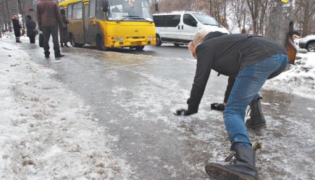 За вихідні до травмпункту звернулися понад 100 франківців