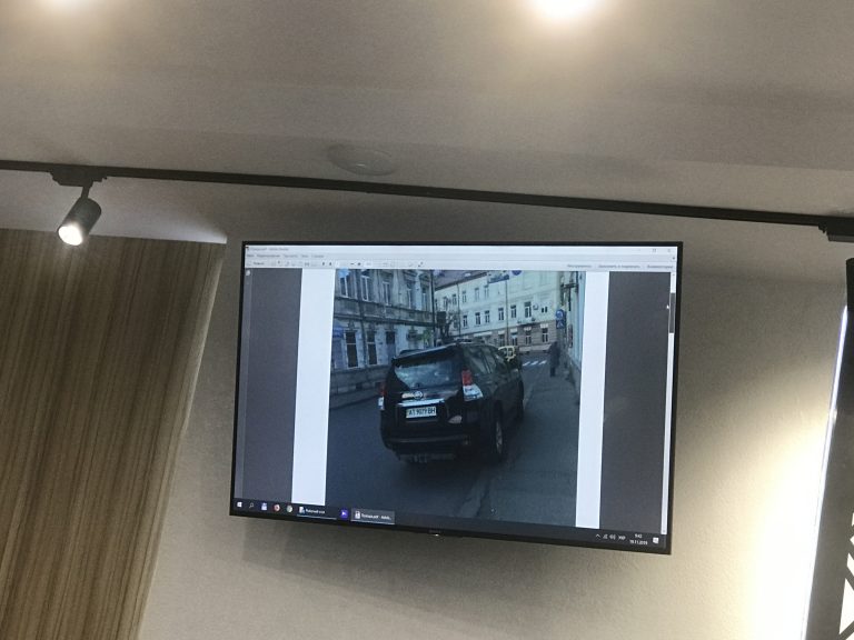 «Якщо джип стоїть, то ми його не штрафуємо?», – Марцінків дорікнув патрульним (ФОТО)