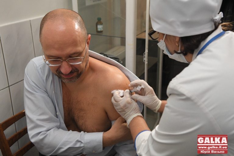 Денис Шмигаль вакцинувався від грипу та дифтерії – закликає прикарпатців слідувати прикладу (ФОТО)