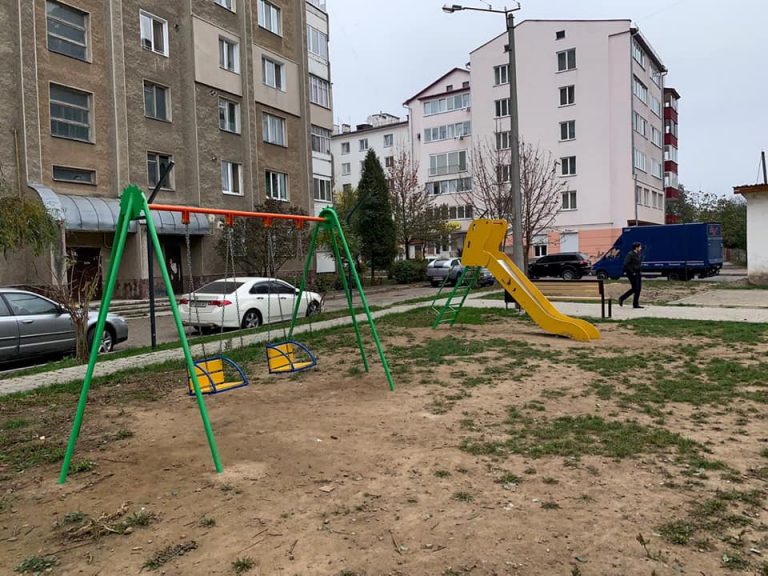 Черговий франківський двір – з новим дитячим майданчиком і вуличними меблями (ФОТО)