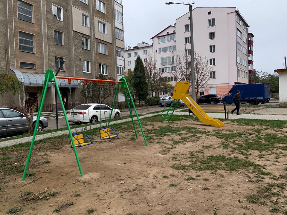 Черговий франківський двір – з новим дитячим майданчиком і вуличними меблями (ФОТО)