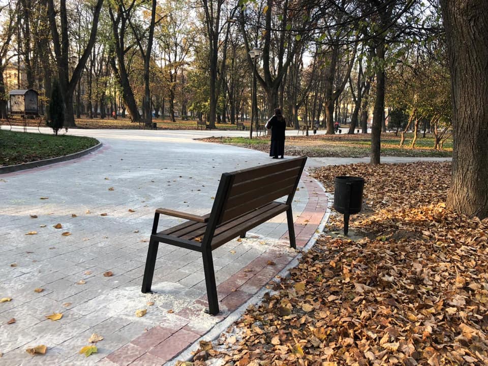 20 сучасних лавочок встановили в парку Військових ветеранів (ФОТО)