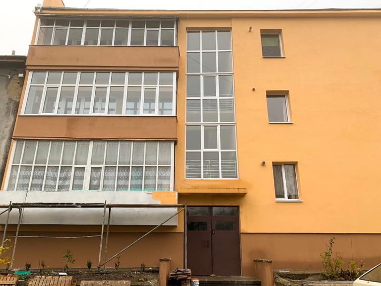 Ініціативні франківці домоглися ремонту 55-річного будинку (ФОТО)