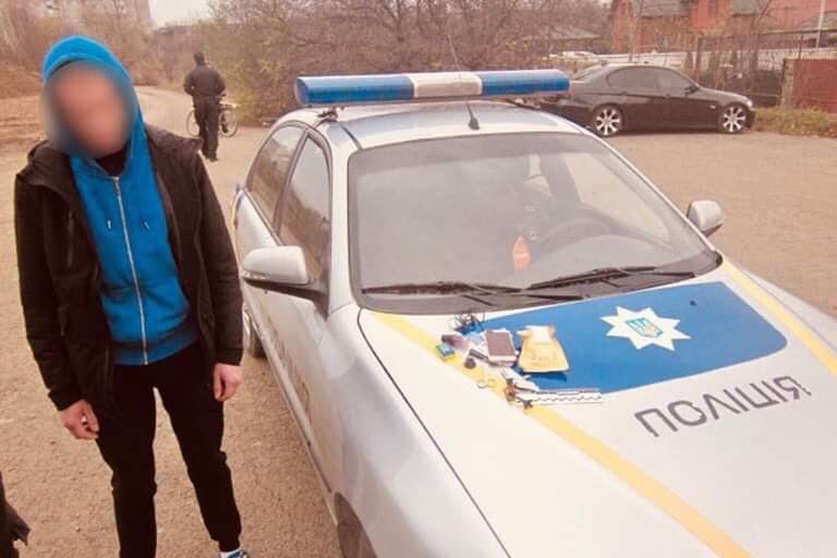 У Коломиї в молодика знайшли конверт з марихуаною (ФОТО)