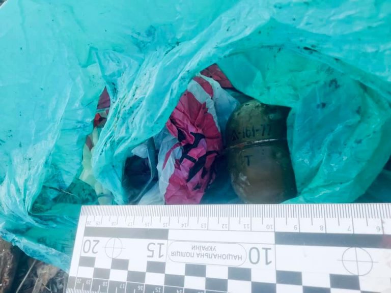 В Івано-Франківську поблизу гаражного кооперативу знайшли гранату і патрони (ФОТО)