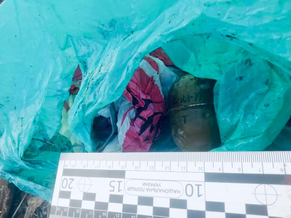 В Івано-Франківську поблизу гаражного кооперативу знайшли гранату і патрони (ФОТО)