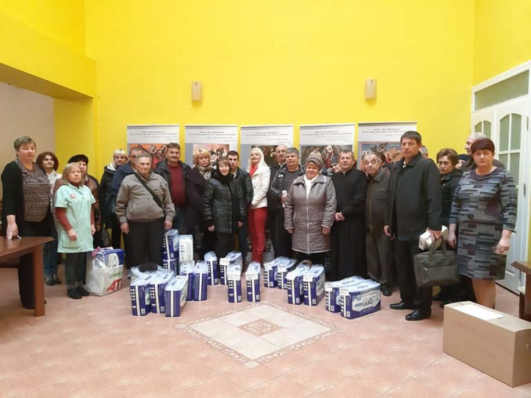 Важкохворі прикарпатці отримали засоби догляду та гігієни (ФОТО)