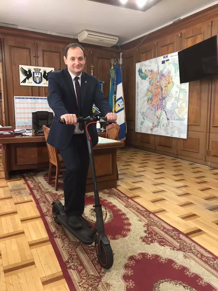 Марцінків у мережі похизувався своїм новим транспортом і комплектом светрів (ФОТО)