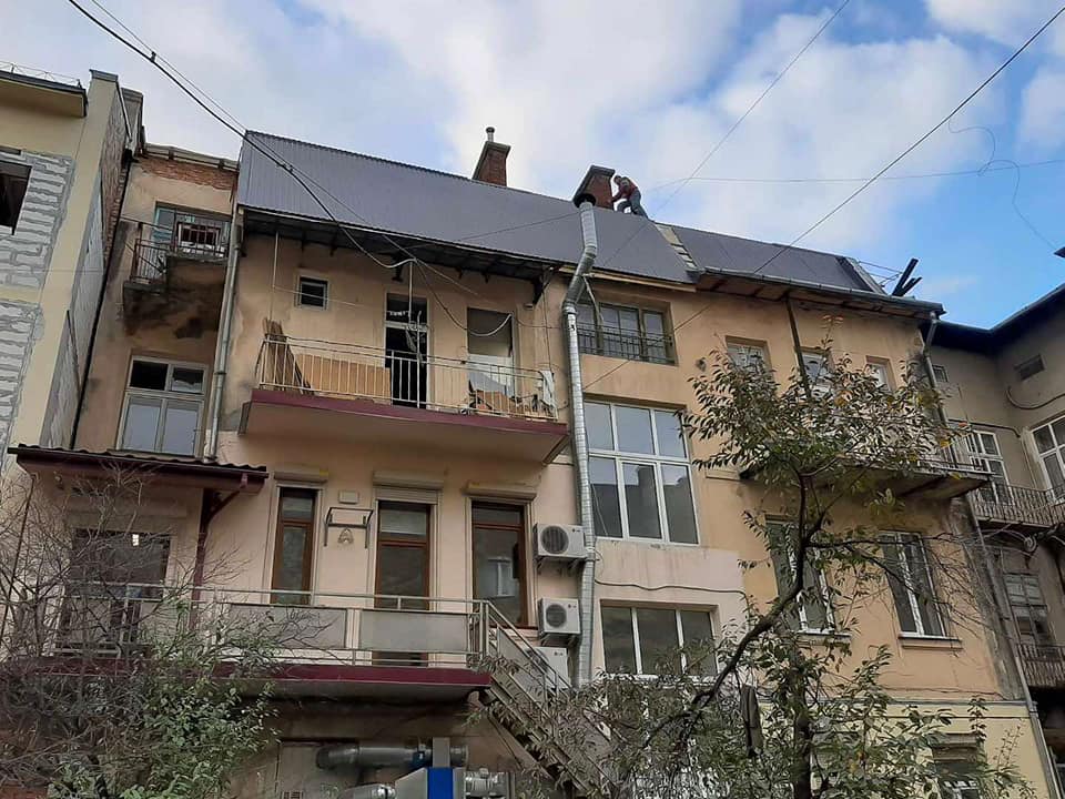 У будинку на Міцкевича, який постраждав від значної пожежі, завершують ремонт даху (ФОТО)