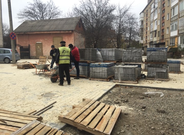 Було важко пройти і проїхати: у дворі на Коновальця завершують ремонт (ФОТО)