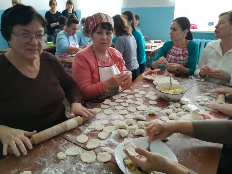 Випускників, батьків учнів та працівників 16-ої школи кличуть ліпити вареники для воїнів ООС