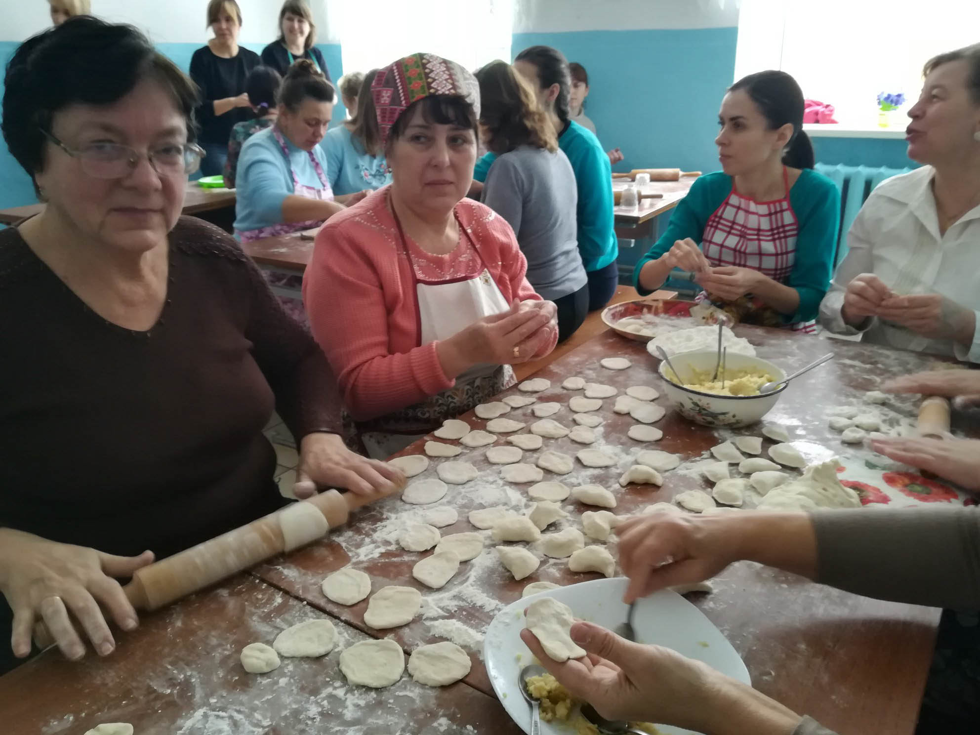Випускників, батьків учнів та працівників 16-ої школи кличуть ліпити вареники для воїнів ООС