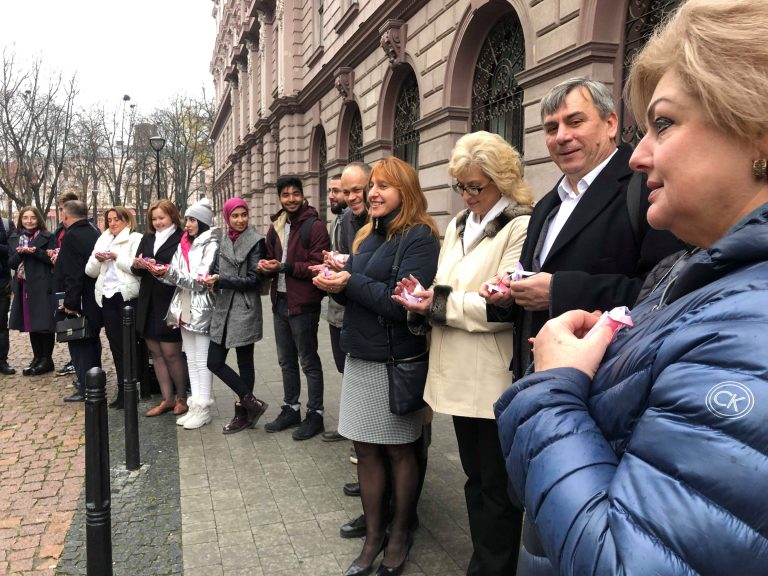 «Поспішайко» – не вирок: франківці влаштували флешмоб, присвячений передчасно народженим (ФОТО)