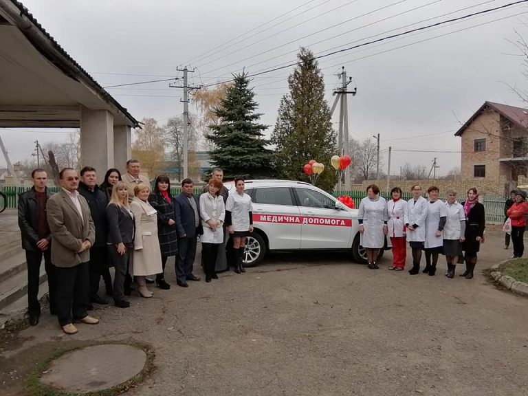 У Дмитрів день медики Старого Лисця “прокинулися” із новою автівкою (ФОТО)