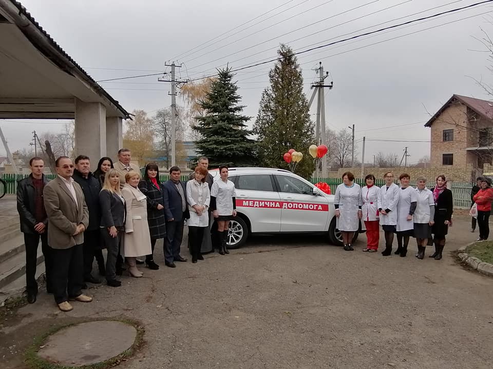 У Дмитрів день медики Старого Лисця “прокинулися” із новою автівкою (ФОТО)