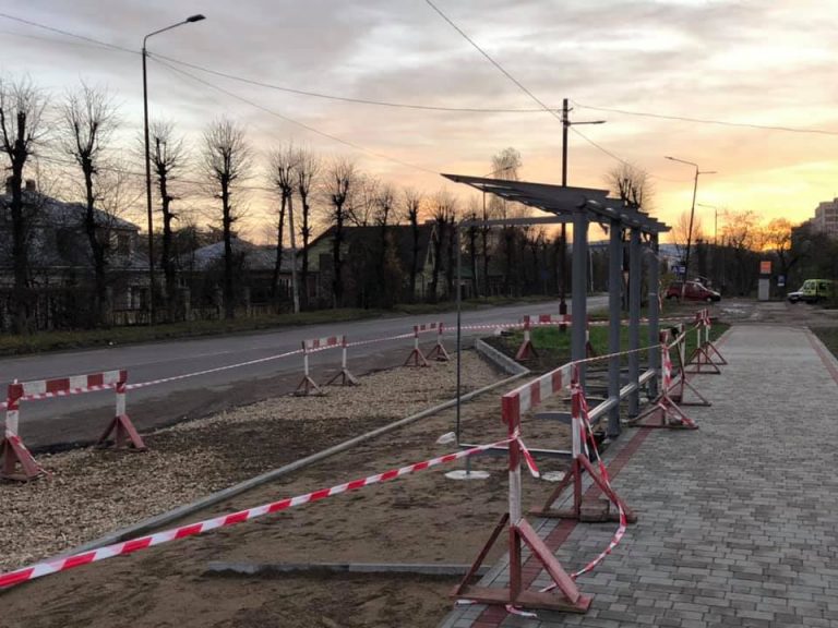 У Долині дорожники взялися латати ями, малювати переходи і встановлювати зупинки (ФОТО)
