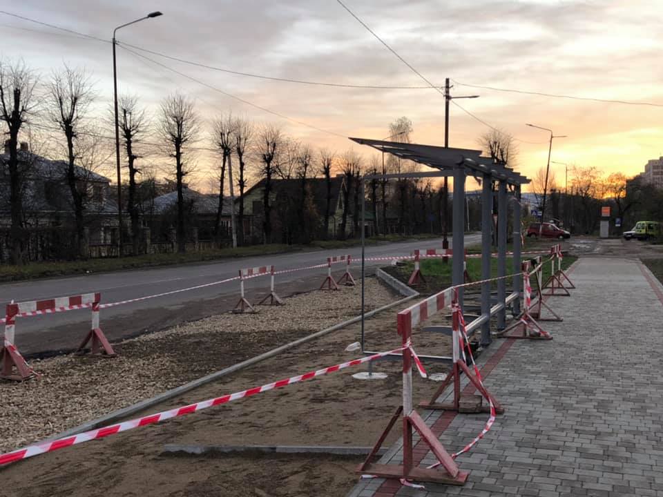 У Долині дорожники взялися латати ями, малювати переходи і встановлювати зупинки (ФОТО)