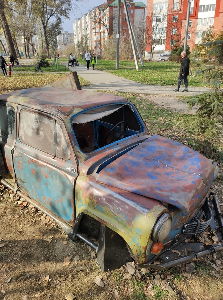 У сквері на Пасічній встановили ретро-автомобіль. За кілька днів його понищили вандали (ФОТО)