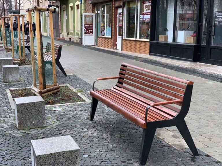 Додаткові лавочки та урну встановлюють на площі Міцкевича (ФОТО)