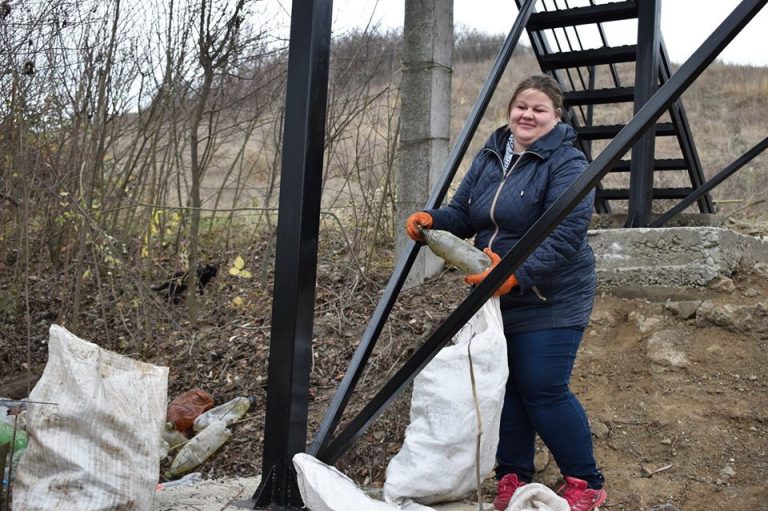 На березі Бурштинського водосховища зібрали більше 10 мішків сміття (ФОТО)