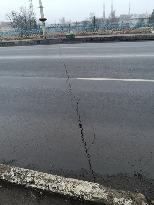 На Незалежності на очах тріщить шляхопровід. Комунальники кажуть, що загрози немає (ВІДЕО, ФОТО, ОНОВЛЕНО)