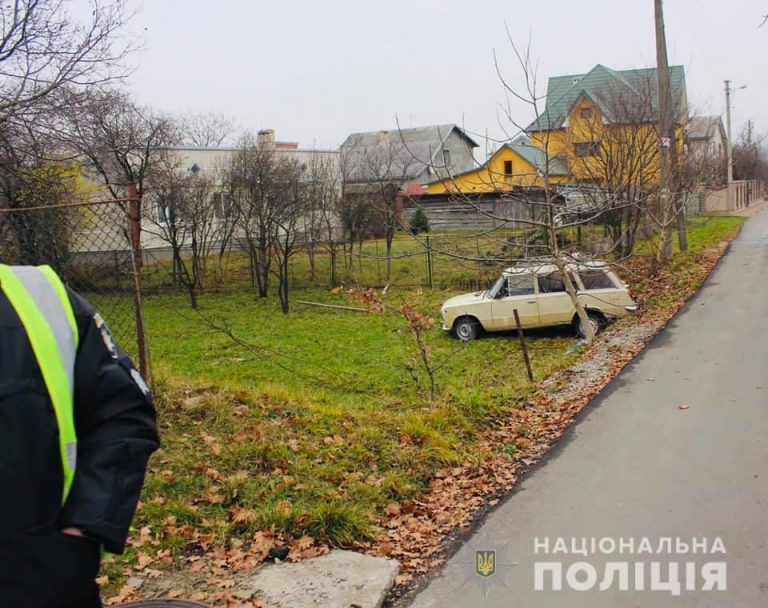 У Надвірній підлітки викрали машину та втрапили на ній у ДТП (ФОТО)