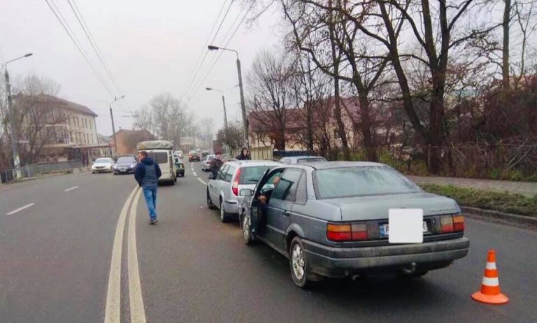 У приміському селі зіткнулися три автівки: один з водіїв був п’яний (ФОТО)