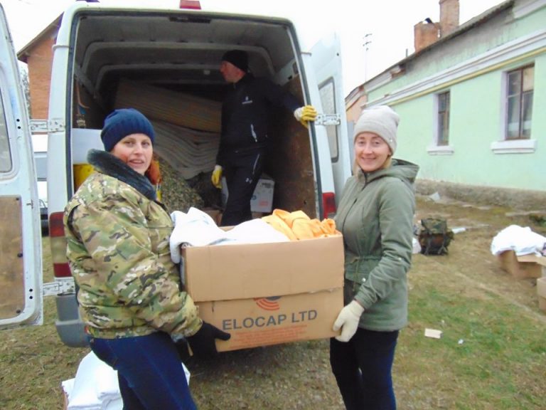 Два буси з продуктами відправили небайдужі прикарпатці бійцям (ФОТО)