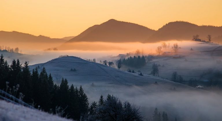 Фотограф показав, як сонце “запалює” ранкові Карпати (ФОТО)