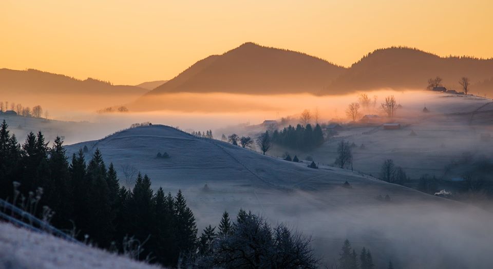Фотограф показав, як сонце “запалює” ранкові Карпати (ФОТО)