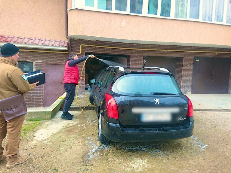 “В селі нічого не казали”: на франківця, який мив машину в дворі, склали протокол (ФОТОФАКТ)