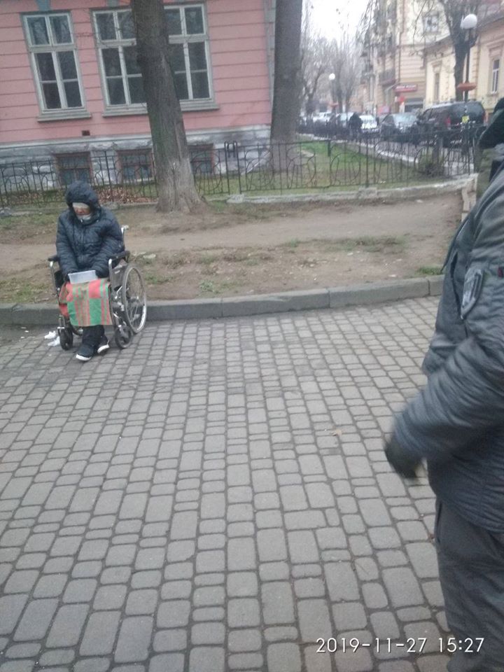 Вартові – цілителі: охоронці порядку допомогли “прозріти” жебраку (ФОТО)