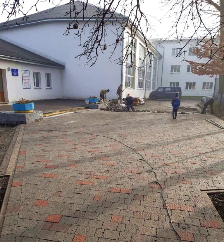 “Болотяний” двір школи олімпійського резерву почали брукувати (ФОТО)