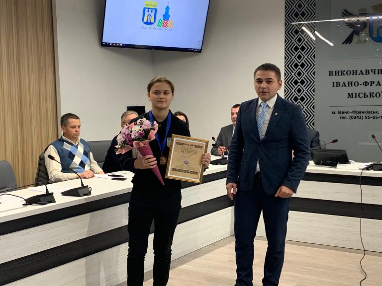 У міській раді нагородили юну франківську більярдистку (ФОТОФАКТ)