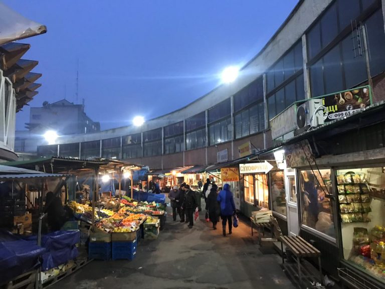 На центральному ринку продовжують оновлювати зовнішнє освітлення (ФОТО)
