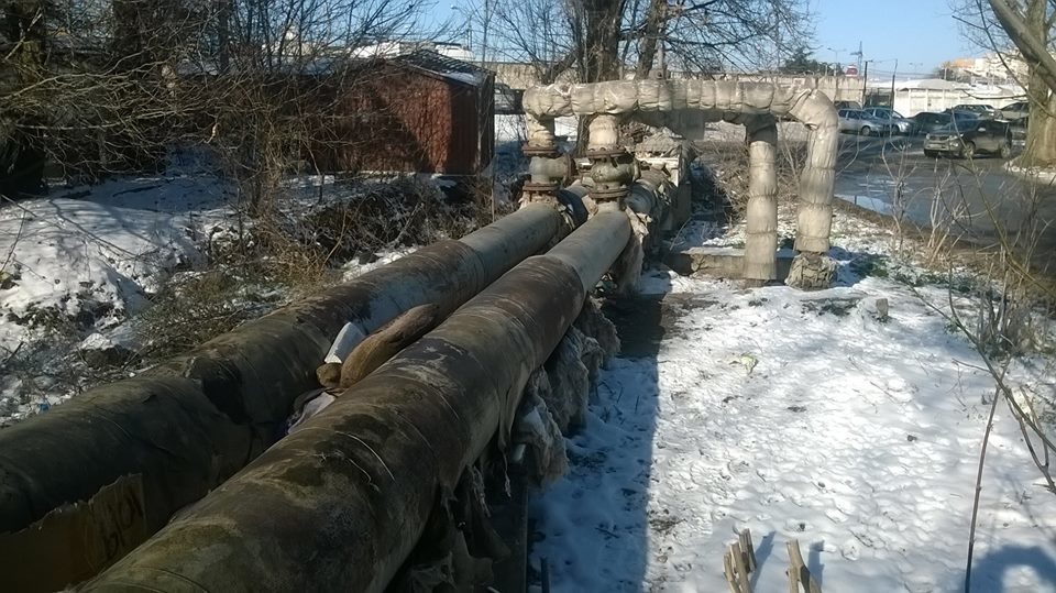 У Франківську невідомий розбирав теплотрасу. Присутність поліціянтів не спинила чоловіка (ФОТО)