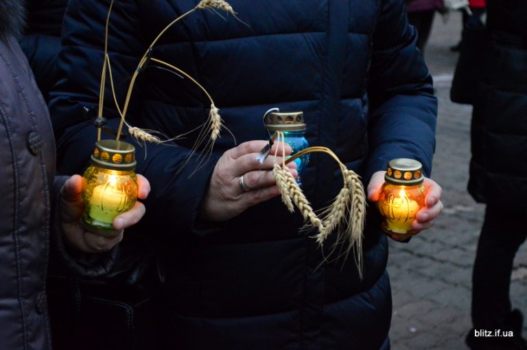 Поминальне віче та хода. Франківці віддали шану жертвам Голодомору (ФОТО)