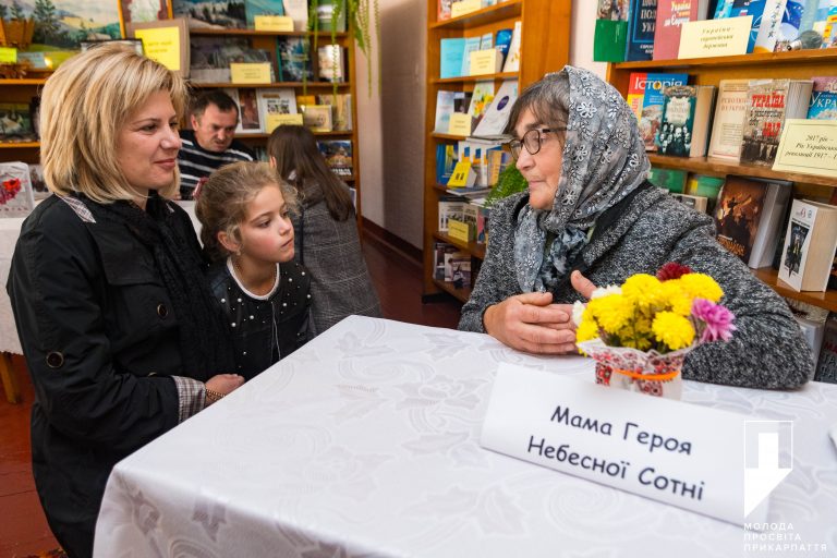 “Жива бібліотека”: на Рожнятівщині людям розповідали не книжкові історії (ФОТО)