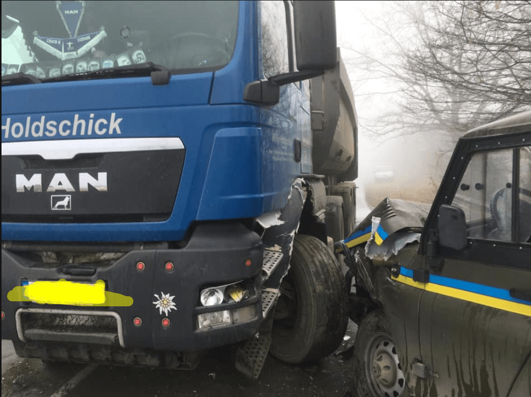 У Косові фура обганяла вантажівку і врізалася у поліцейський автомобіль (ФОТО)