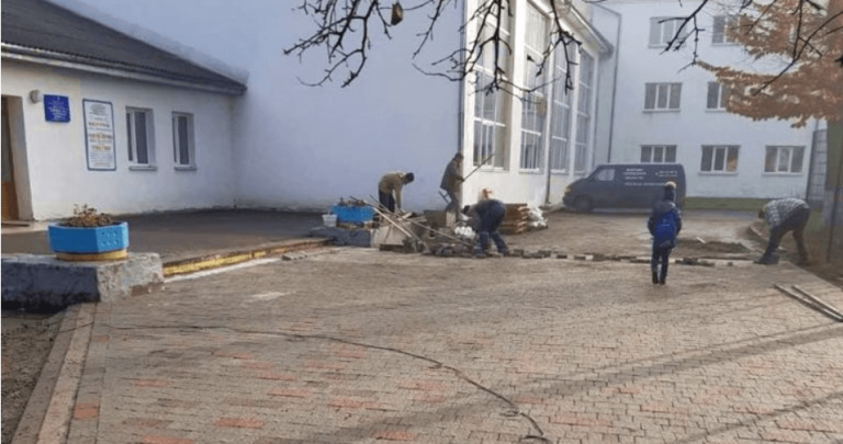 Чергову шкільну територію брукують в Івано-Франківську (ФОТО)