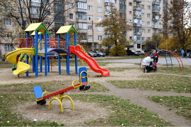 Новий дитячий майданчик відкрили на Вовчинецькій (ФОТО)