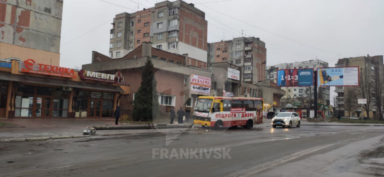 На Вовчинецькій маршрутка врізалася у стовп, а на Новгородській автомобіль занесло у будинок (ФОТО)