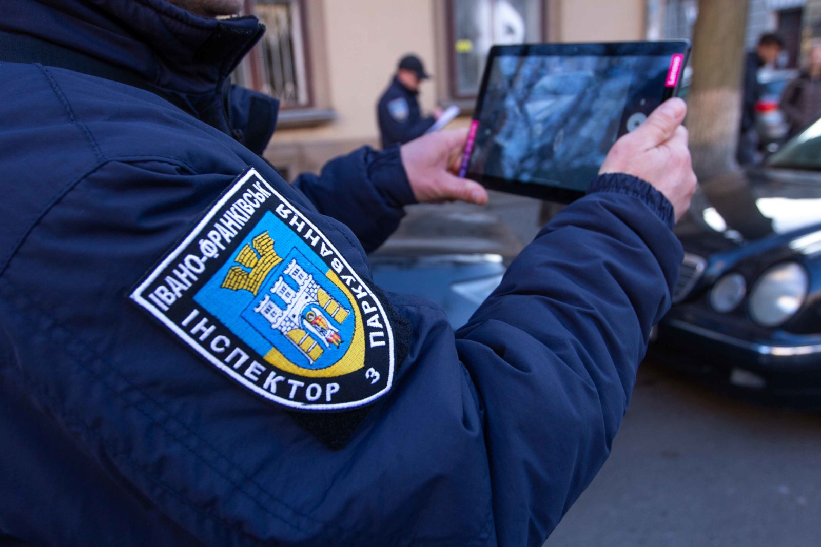 Штрафуватимуть більше: інспектори з паркування отримали нове обладнання та доступ до бази даних МВС (ВІДЕО)
