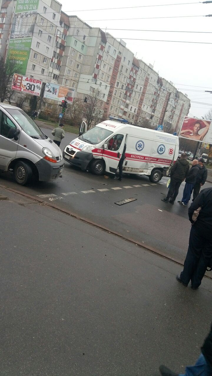 На перетині Івасюка-Миколайчука зіткнулися швидка з пацієнтом та два мікроавтобуси (ФОТО)