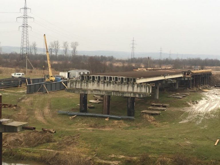 Триває будівництво моста через Дністер на Калущині (ФОТО)