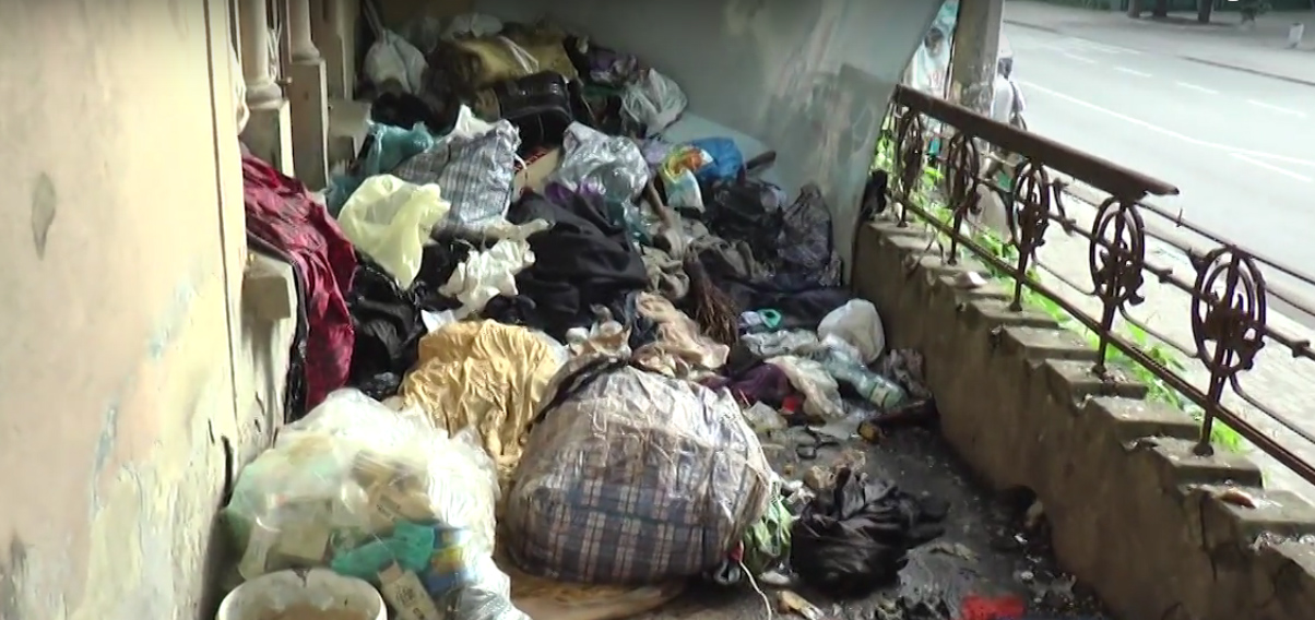 Франківський суд відмовився виселяти жінок, які тероризують сусідів сміттям